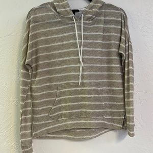 Comfortable and lightweight hooded sweater